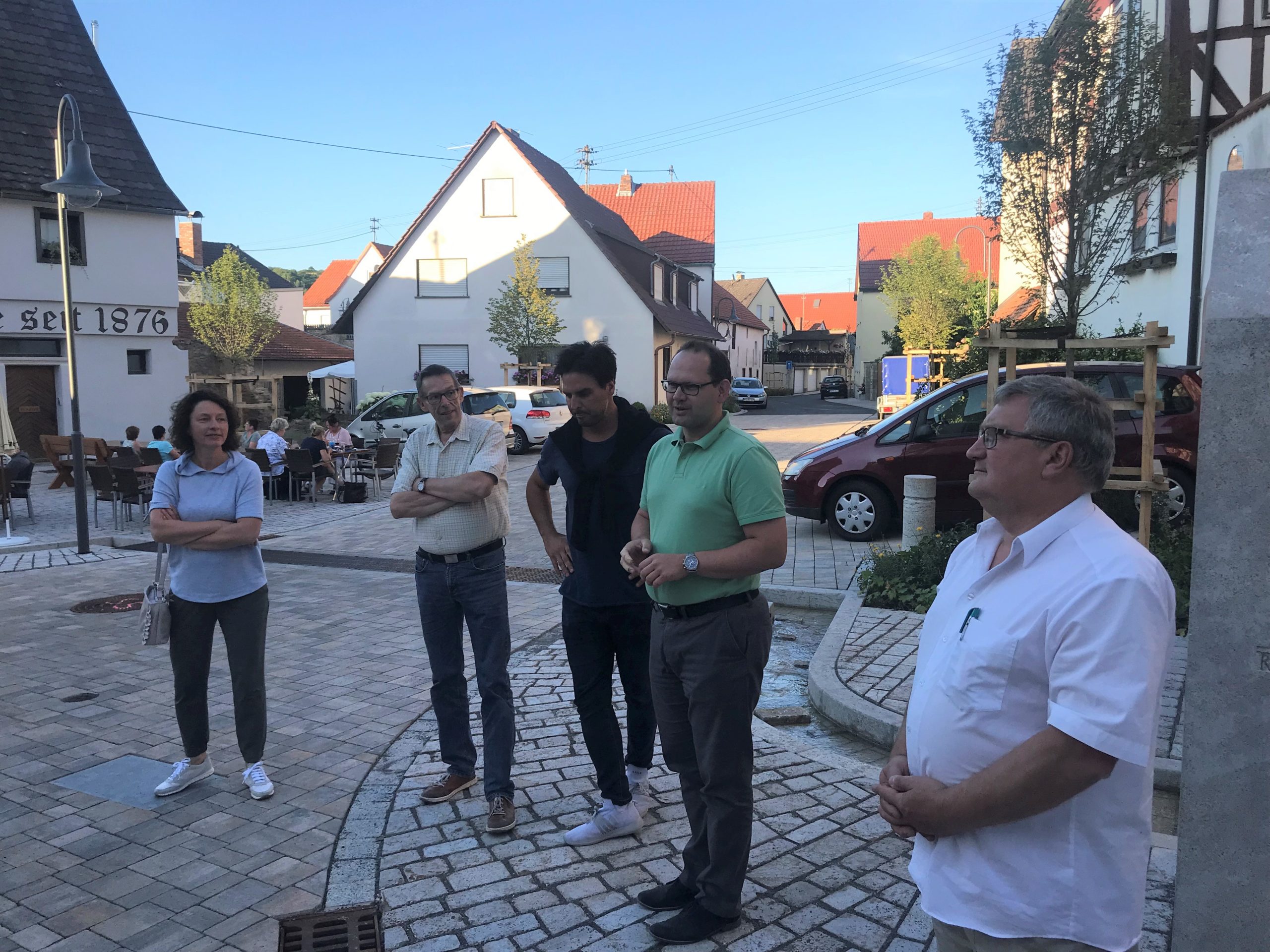 Besichtigung Des Neu Gestalteten Dorfplatzes In Stetten